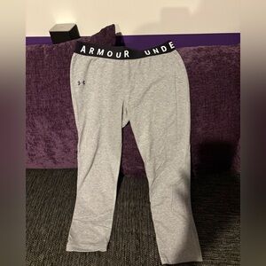 UNDER ARMOUR CROPPED LEGGINGS SIZE SMALL